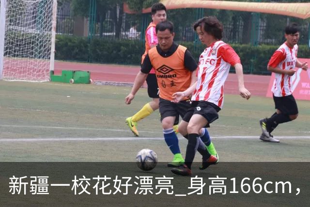新疆一校花好漂亮 身高166cm，体重48kg 五官端正美的让人移不开眼
