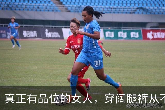 真正有品位的女人，穿阔腿裤从不配球鞋！看朱珠、袁泉就明白了